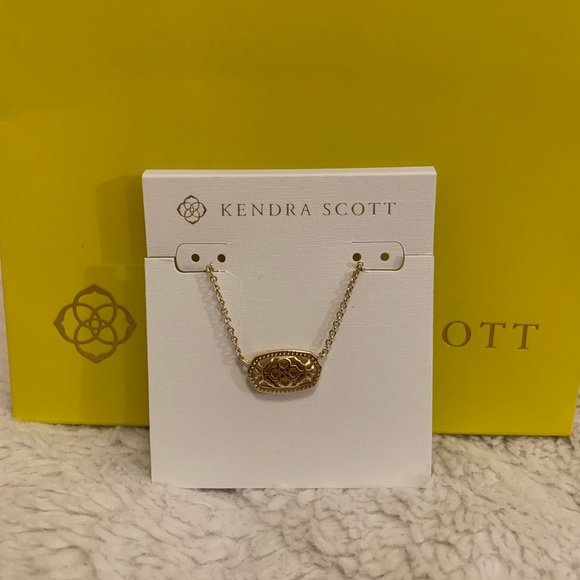 Kendra Scott 💛 Elisa Brie Pendant Necklace in Gold - Picture 4 of 7
